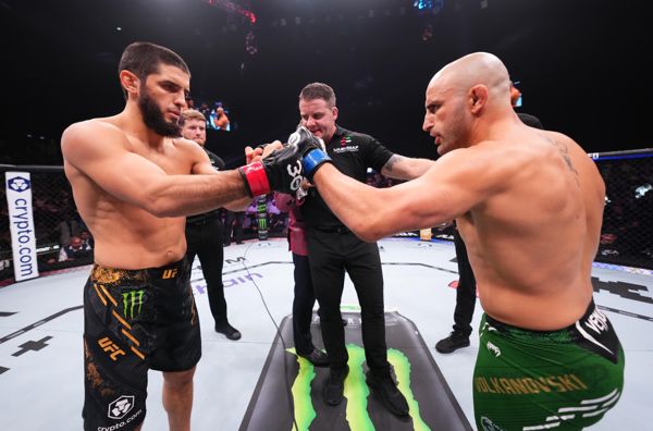 “我是一名 UFC 冠军，在惨遭 KO 之前连续喝了两个月酒，我讨厌自己，”沃尔卡诺夫斯基说道