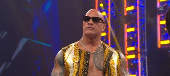 当道恩·强森 (Dwayne Johnson) 在 Smackdown 节目中数十年来首次转向时，WWE 粉丝说道：“这就是我们喜爱的 The Rock”