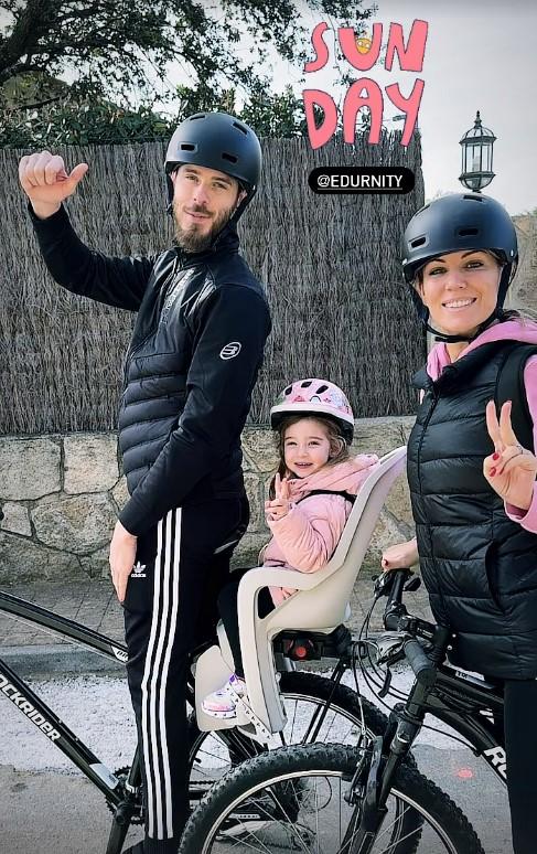 前曼联球星做出重大转会决定后，失业的大卫·德赫亚与妻子艾杜尔内一起骑自行车，微笑着