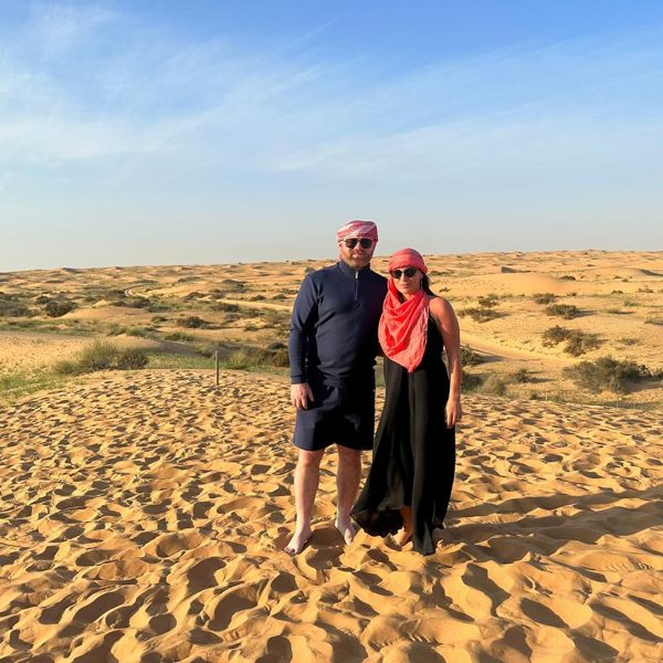 韦恩·鲁尼和科琳·鲁尼在迪拜沙漠骑骆驼享受奢华假期时戴着头巾