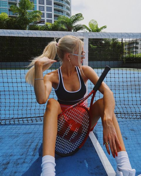 泰勒·弗里茨 (Taylor Fritz) 的模特女友摩根·里德尔 (Morgan Riddle) 与竞争对手网球品牌签约，开启新的职业生涯