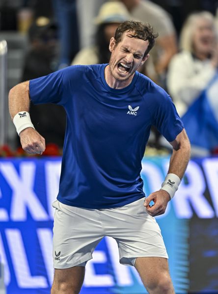 安迪·穆雷 (Andy Murray) 终于赢得 2024 赛季首场比赛，在激动人心的庆祝后受到人群致敬
