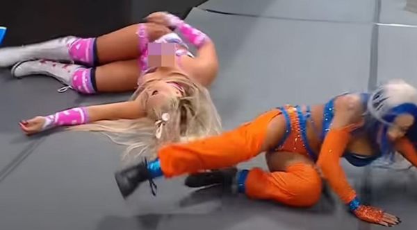 WWE 明星蒂芙尼·斯特拉顿 (Tiffany Stratton) 在电视直播中遭遇衣柜故障，SmackDown 观众发现了尴尬的时刻