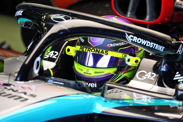 F1明星刘易斯·汉密尔顿的赛车受损，导致练习赛被放弃，他对梅赛德斯的不满仍在继续