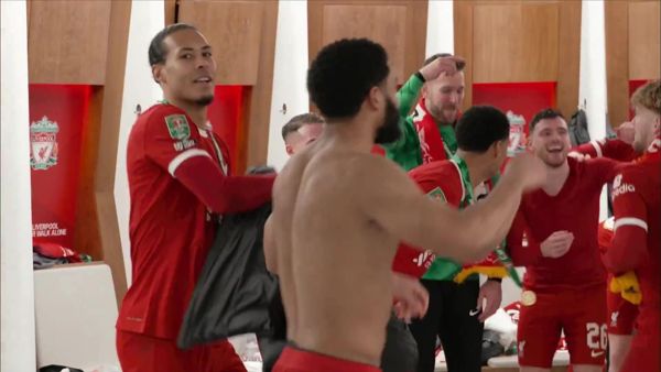 在卡拉宝杯决赛中击败切尔西后，利物浦球星们在温布利更衣室里欢欣鼓舞地庆祝