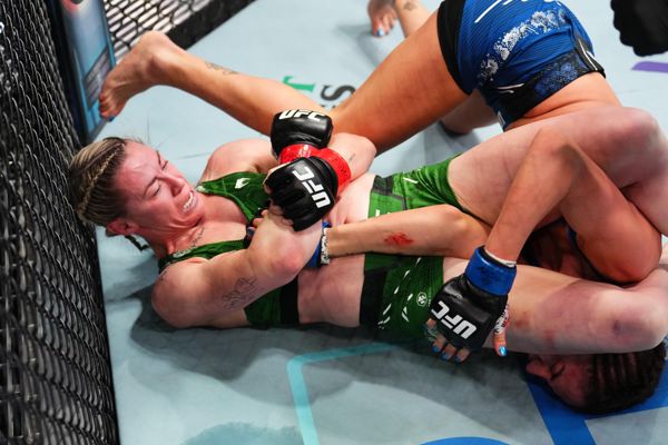 UFC明星莫莉·麦卡恩在裁判冲进来之前“打断了对手的手臂”，取得了残酷的胜利