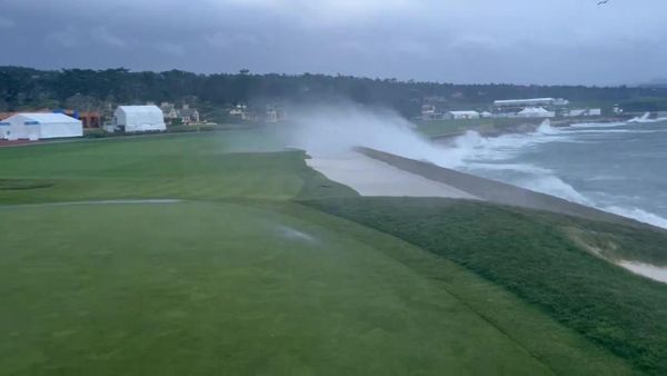令人难以置信的视频显示巨浪淹没了圆石滩高尔夫球场，职业业余配对赛最后一轮被推迟