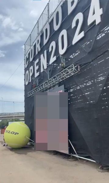 网球锦标赛令人震惊的时刻在视频屏幕上播放色情电影，球迷们目瞪口呆