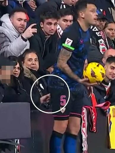 令人震惊的时刻球迷戳塞维利亚球星卢卡斯·奥坎波斯的屁股，俱乐部大骂“淫秽且完全不恰当的手势”