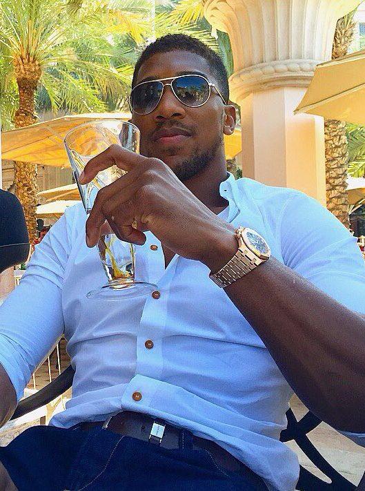 安东尼·约书亚 (Anthony Joshua) 的奢华生活，从乘坐价值 4500 万英镑的私人飞机到享受豪华旅行和拥有价值 35 万英镑的手表