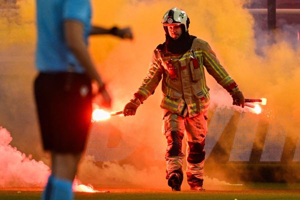 欧罗巴联赛冲突期间，消防队员被迫进入球场，比赛因超火球降下的照明弹而暂停
