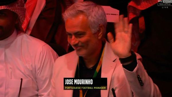 当何塞·穆里尼奥在约书亚与纳干努的比赛中获得“当晚最大的欢呼”时，“韦瑟斯彭”中的噪音更大