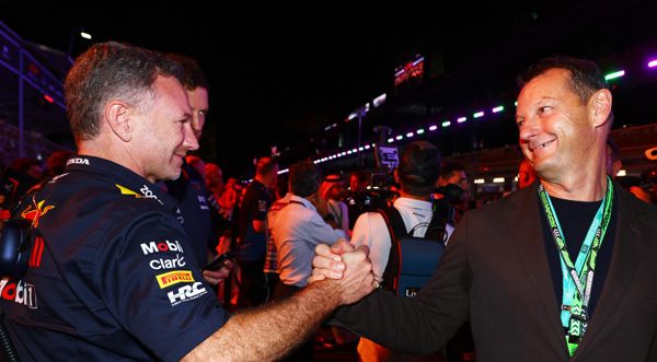 克里斯蒂安·霍纳在性短信丑闻后获得更多支持，他在 F1 赛道上与红牛老板分享笑声