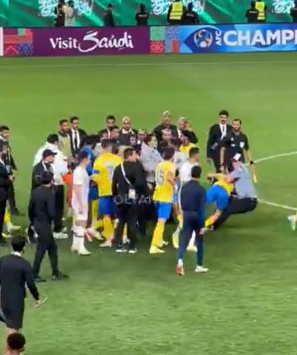 克里斯蒂亚诺·罗纳尔多 (Cristiano Ronaldo) 在马内 (Mane) 掐住对手的喉咙后，在阿尔·纳斯尔 (Al-Nassr) 惨败后陷入了巨大的争吵