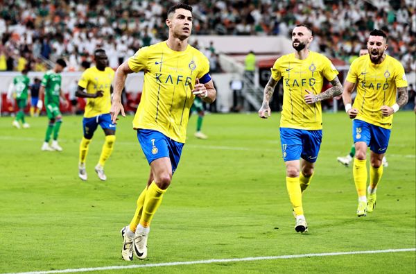 曼联传奇人物克里斯蒂亚诺·罗纳尔多 (Cristiano Ronaldo) 在每晚 700 英镑的沙特度假胜地“充电”，球迷们对他双脚肿胀的状况感到震惊