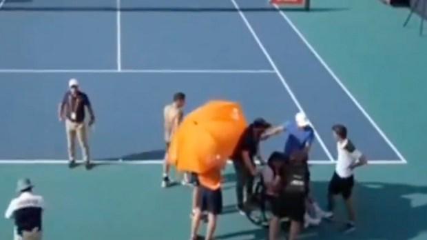 网球明星阿瑟·卡佐克斯 (Arthur Cazaux) 在迈阿密公开赛上晕倒，在法庭上坐在轮椅上被带下场，场面令人恐惧