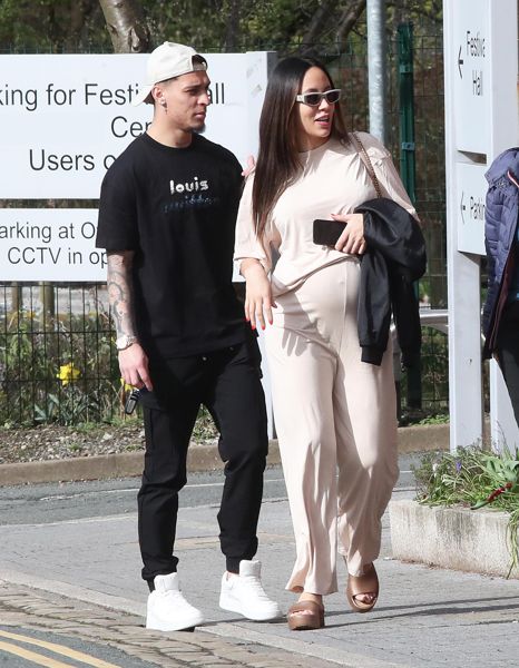 在曼联不可思议地战胜利物浦的足总杯比赛中进球几天后，安东尼与怀孕的女友一起散步
