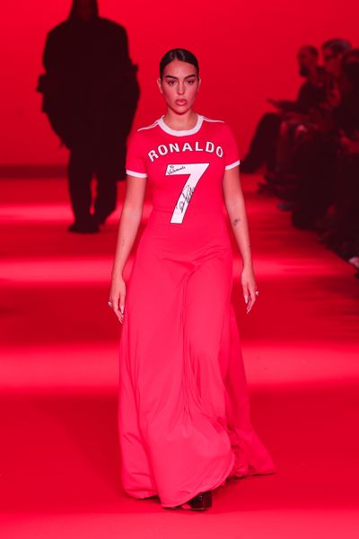 乔治娜·罗德里格斯 (Georgina Rodriguez) 身着红裙亮相巴黎时装周……向克里斯蒂亚诺·罗纳尔多 (Cristiano Ronaldo) 的曼联时代致敬