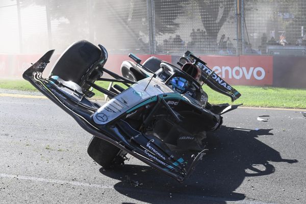 乔治·拉塞尔在阿隆索对决后在澳大利亚大奖赛发生严重车祸，赛事负责人准备展开调查