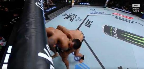 UFC 明星利马手臂上纹有咬痕，以庆祝 UFC Vegas 89 恐怖时刻后获得 50,000 美元奖金