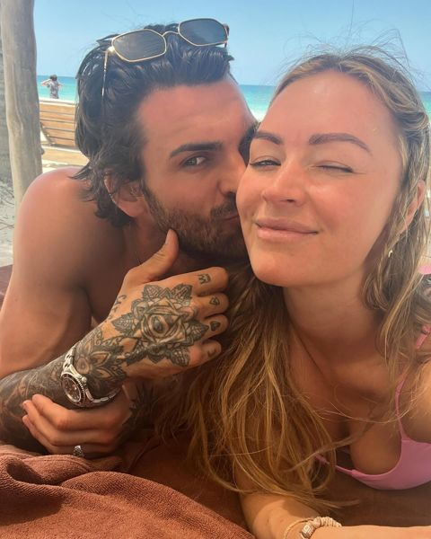 劳拉·伍兹 (Laura Woods) 身穿粉色比基尼在墨西哥度假，男友亚当·科拉德 (Adam Collard) 分享爱的照片