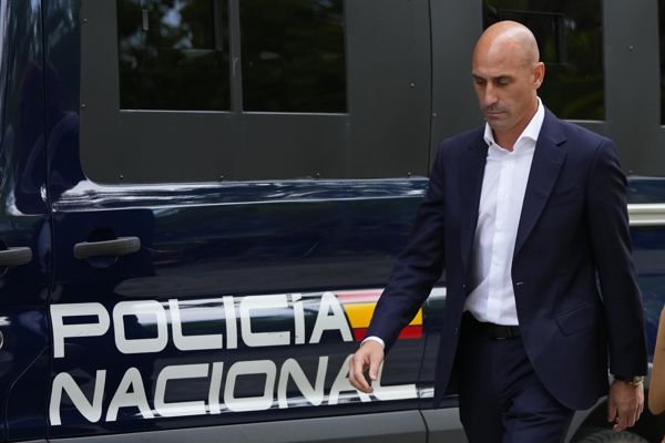 西班牙足协主席路易斯·鲁维亚莱斯因世界杯接吻丑闻面临2.5年监禁和8.5万英镑赔偿