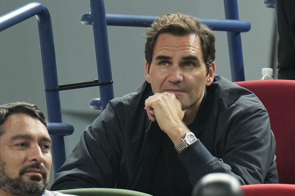 42 岁的罗杰·费德勒 (Roger Federer) 用神秘的推文调侃令人震惊的退役大转变，令网球迷疯狂