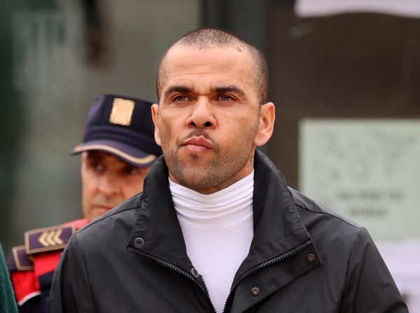 无耻的强奸犯丹尼·阿尔维斯 (Dani Alves) 以 100 万欧元保释出狱数小时后，在他价值 450 万英镑的豪宅举办通宵派对