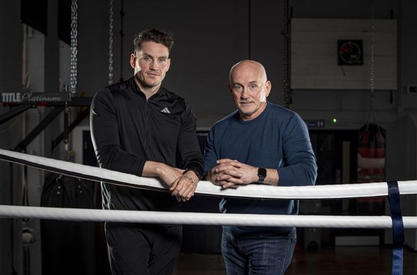 巴里·麦奎根 (Barry McGuigan) 表示，我永远不会像泰森那样回到拳击场与 YouTuber 较量……但我仍然会通过引体向上击败他们所有人
