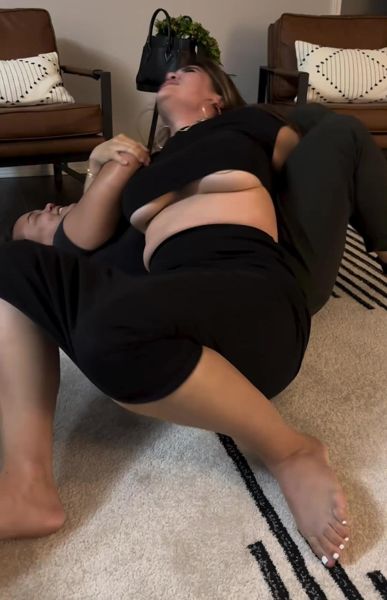 令人惊叹的前 UFC 明星瑞秋·奥斯托维奇 (Rachael Ostovich) 穿着小露脐上衣与妹妹摔跤，衣柜出现故障