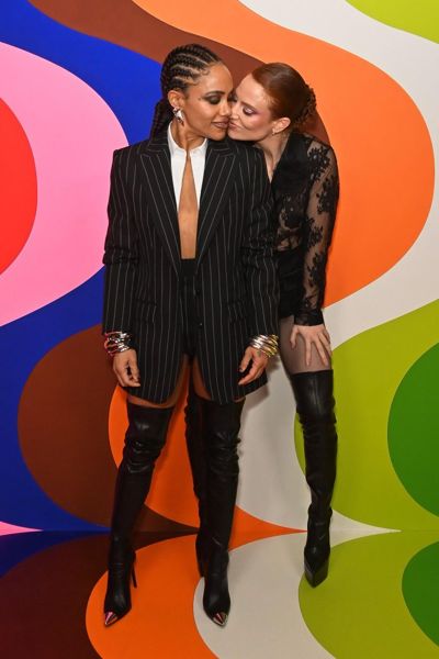 亚历克斯·斯科特 (Alex Scott) 和杰西·格林 (Jess Glynne) 在环球音乐派对上亲吻和拥抱，看起来十分恩爱