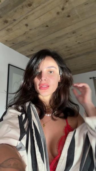 前切尔西球星的迷人女儿在色情视频中厚颜无耻地暴露了穿着红色内衣的乳沟