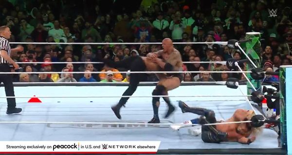 WWE 粉丝发现“巨石”道恩·约翰逊在摔角狂热 40 上差点犯下严重错误