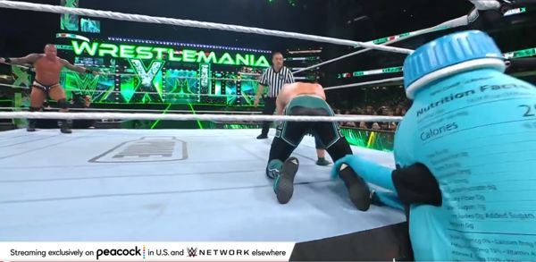 看着 Logan Paul 打扮成 PRIME BOTTLE 被 IShowSpeed 从 WrestleMania 擂台上拉出来，然后他像狗一样狂吠
