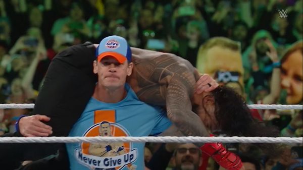 约翰·塞纳 (John Cena) 和送葬者 (Undertaker) 令人震惊，WWE 粉丝们失去了理智 摔跤狂热 (WrestleMania) 回归，震撼了巨石强森 (The Rock) 和罗曼·雷恩斯 (Roman Reigns)