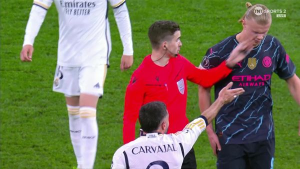 在曼城对阵皇家马德里的比赛中，裁判掌掴了埃尔林·哈兰德的脸，让前锋愤怒不已