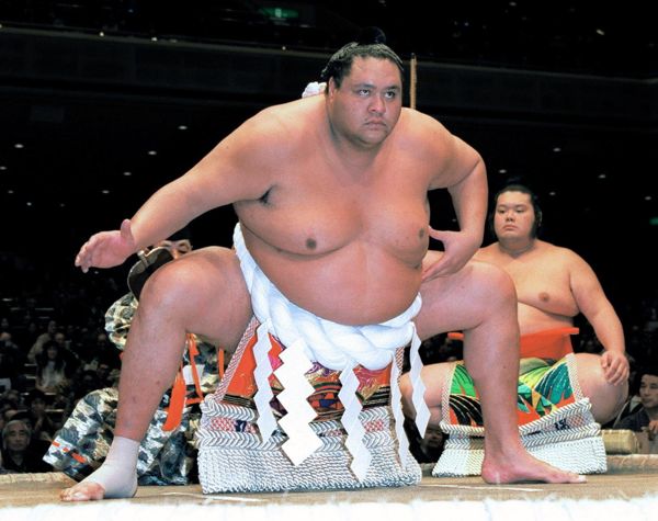 WWE 传奇人物 Akebono 去世 – 在摔角狂热大赛上面对 Big Show 的相扑明星因心力衰竭去世，享年 54 岁