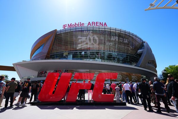 UFC 300 摄像机没有显示的五件事：Adesanya 的 DDP 险些失手、Zuck 和 Dana White、Topuria 的滑稽动作和紧张的 WAG