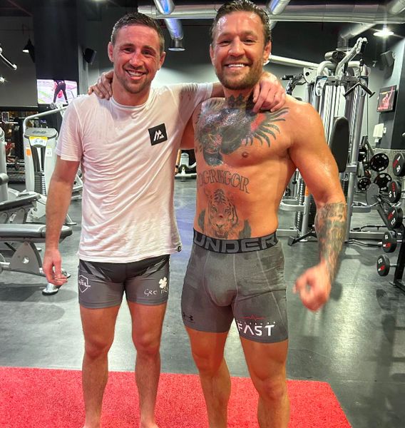 康纳·麦格雷戈 (Conor McGregor) 的 MMA 冠军陪练搭档公开与 UFC 明星复出训练……以及他著名的左手