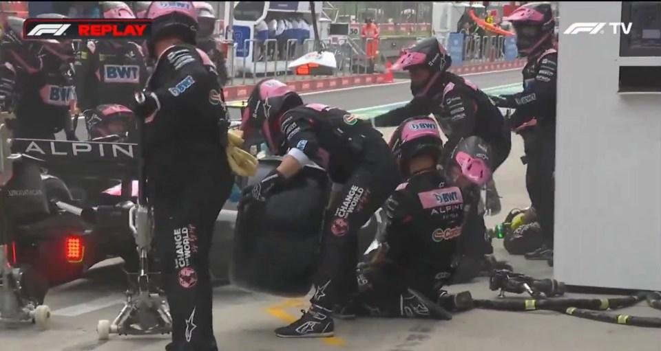 机械师在中国大奖赛上被车手皮埃尔·加斯利撞伤后离开