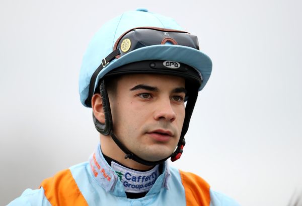骑师斯特凡诺·谢尔奇 (Stefano Cherchi) 因严重摔倒导致头部受伤和内出血两周后去世，享年 23 岁