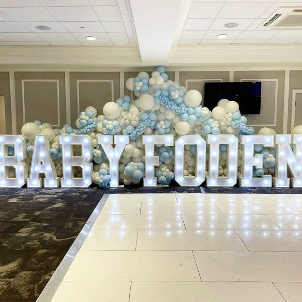 菲尔·福登 (Phil Foden) 为庆祝第三个孩子而举办的奢华迎婴派对，包括气球山和蓝色巧克力喷泉