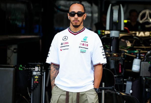 刘易斯·汉密尔顿 (Lewis Hamilton) 指定 F1 明星，当他前往法拉利时，他“很乐意”接替他在梅赛德斯的位置
