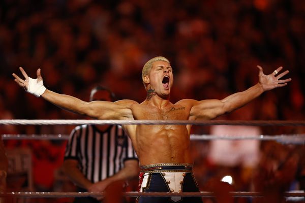 WWE明星科迪·罗兹在与罗曼·雷恩斯和巨石强森的比赛之前表示，如果他在摔跤狂热大赛上输掉比赛，他的职业生涯将会发生令人震惊的变化