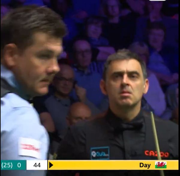 罗尼·奥沙利文 (Ronnie O'Sullivan) 参与肩扛驳船 (SHOULDER BARGE) 的尴尬时刻让球迷回想起与阿里·卡特 (Ali Carter) 臭名昭著的口角