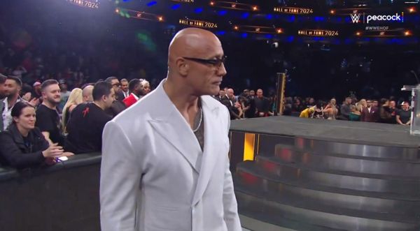 愤怒的“巨石”道恩·约翰逊在摔角狂热 40 比赛前与 WWE 粉丝发生愤怒争吵
