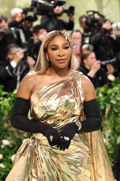 瑟琳娜·威廉姆斯 (Serena Williams) 的 Met Gala 造型引起了粉丝们的关注，网球传奇人物身着全金套装亮相红毯