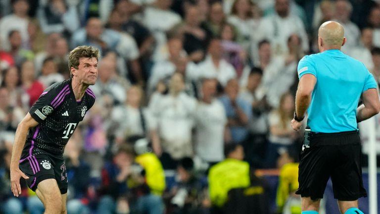 皇家马德里 2-1 拜仁慕尼黑：托马斯·图切尔对马泰斯·德里赫特的越位幽灵进球大发雷霆，成为欧冠话题焦点
