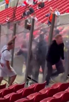 观看愤怒的阿斯顿维拉球迷用头撞障碍物，奥林匹亚科斯球迷在欧联杯失利前嘲笑他