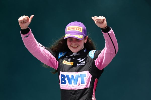21 岁的 F1 学院赛车手艾比·普林 (Abbi Pulling) 创造历史，成为第一位赢得英国 F4 比赛的女性